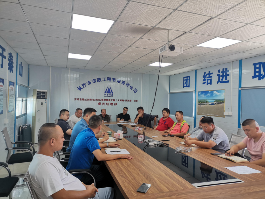 獻禮國慶 | 勞動東路過瀏陽河220kV電纜隧道工程頂進設備順利完成吊裝！